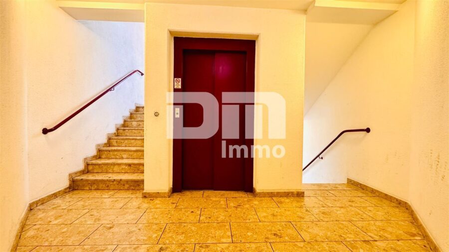 Kompaktes Apartment in gepflegter uninaher zentraler Wohnanlage mit Fahrstuhl und Kellerraum - Treppenhaus / Ebene Wohnung